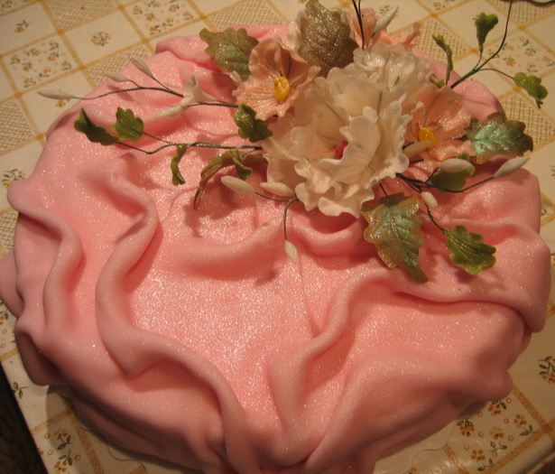 Праздничный торт: цветочный букет на нежно-розовой мастике волнами